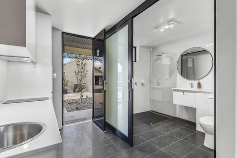 Aloha Central Premium Studios - Goulburn Accommodation 7