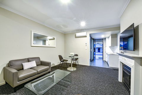 Aloha Central Premium Studios - Goulburn Accommodation 4