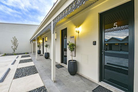 Aloha Central Premium Studios - Goulburn Accommodation 1