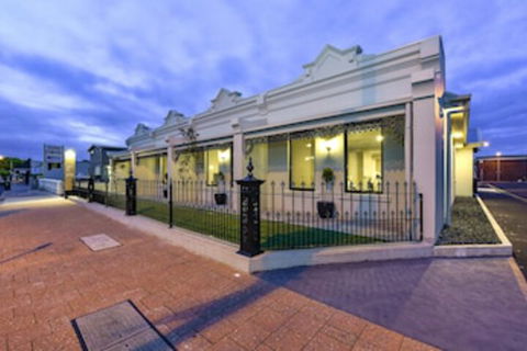 Aloha Central Premium Studios - Goulburn Accommodation 0