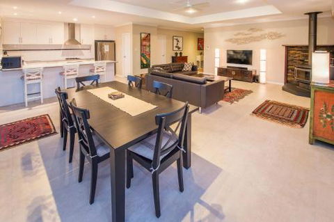 Daves Digs - Goulburn Accommodation 3