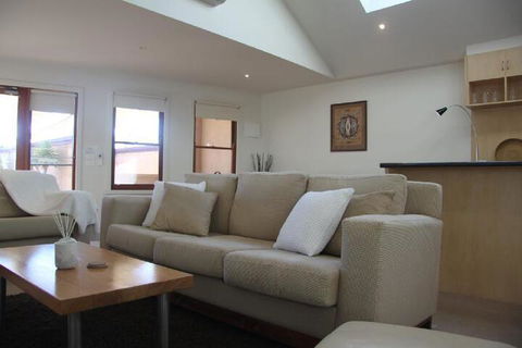SACKVILLE APARTMENT 1 - Goulburn Accommodation 4