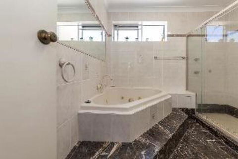 2 Bedroom Apartment Laman Lodge Unit 5 - Goulburn Accommodation 4