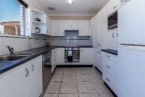 2 Bedroom Apartment Laman Lodge Unit 5 - Goulburn Accommodation 1