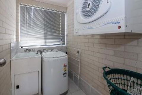 3 Bedroom House Classic View 2 / 49 Victoria Parade FREE WIFI - Goulburn Accommodation 2