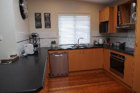 3 Bedroom House Government Road 117a Pollys View FREE WIFI & PET FRIENDLY - Goulburn Accommodation 5