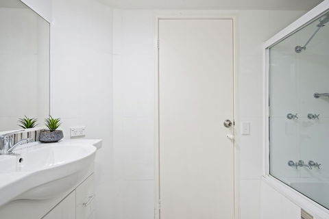 Diamond Beach Resort 2BR Bath - Goulburn Accommodation 3