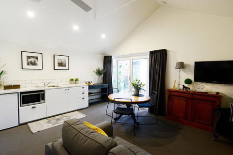 Clement House - Goulburn Accommodation 3