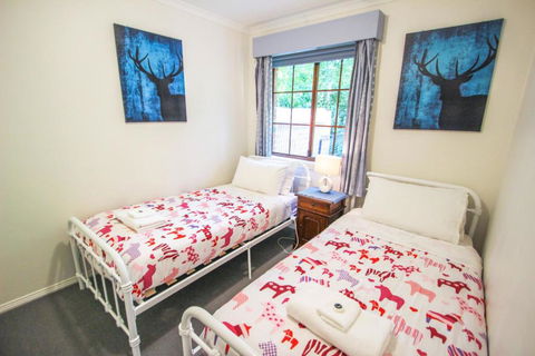 Amber Cottage - Goulburn Accommodation 6