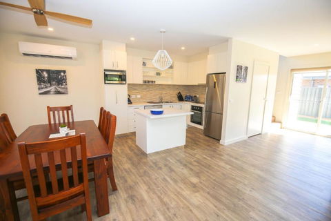 Amber Mist Villa One - Goulburn Accommodation 4