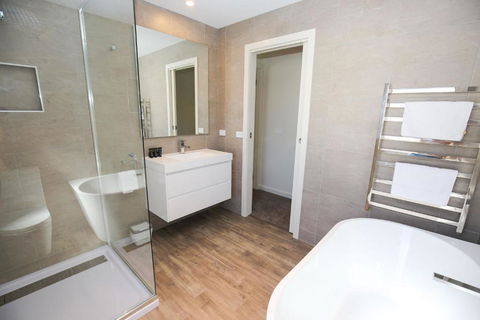 Amber Mist Villa One - Goulburn Accommodation 3