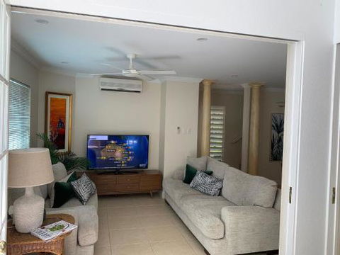 Walk To The Ocean In Five Minutes - Goulburn Accommodation 5