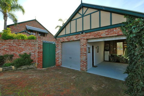 Above Bored Bed & Breakfast - Goulburn Accommodation 2