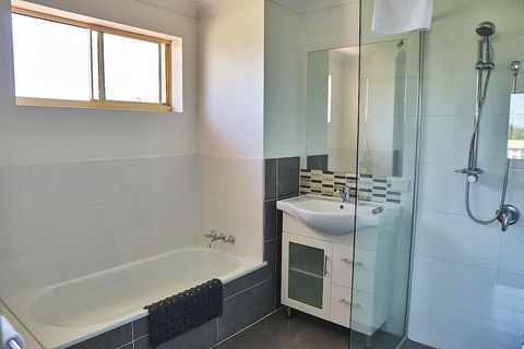 Bayview Beach Holiday Apartments - Goulburn Accommodation 5