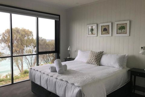 Hamptons On The Bay - Goulburn Accommodation 7