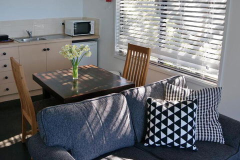 Hamptons On The Bay - Goulburn Accommodation 2