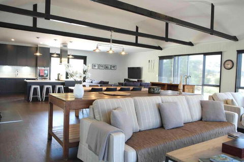 Hamptons On The Bay - Goulburn Accommodation 3