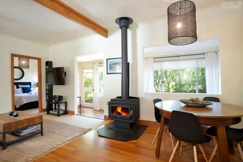 Stonewall Cottage For Two With Fireplace - Goulburn Accommodation 3