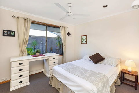 Schirmann Waterfront Home - Goulburn Accommodation 3