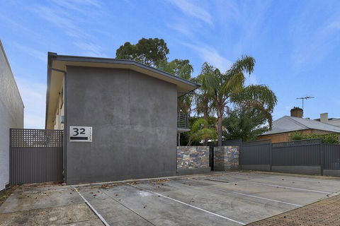 Former Dress Circle Nth Adelaide Apt With Aircon - Goulburn Accommodation 0