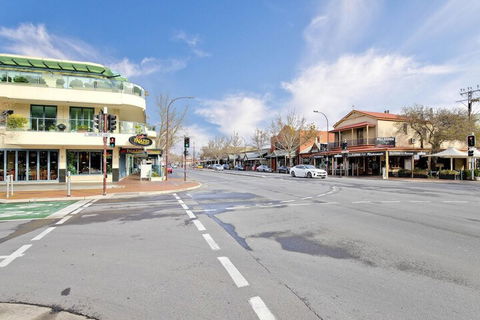 Former Dress Circle Nth Adelaide Apt With Aircon - Goulburn Accommodation 4