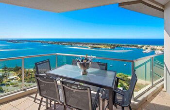 Luxury 3BR Apt With Incredible Views - Goulburn Accommodation 5