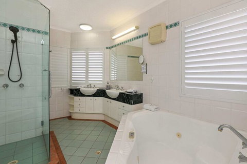 PRTFINO Ultimate Penthouse - Goulburn Accommodation 5