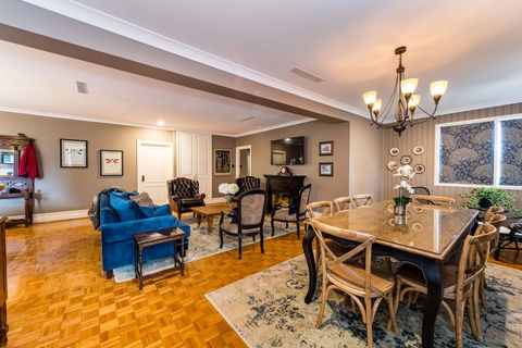 Hedge House- Luxury Space Style Location - Goulburn Accommodation 3