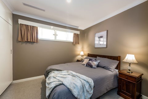 Hedge House- Luxury Space Style Location - Goulburn Accommodation 6