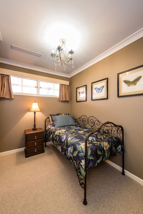 Hedge House- Luxury Space Style Location - Goulburn Accommodation 4