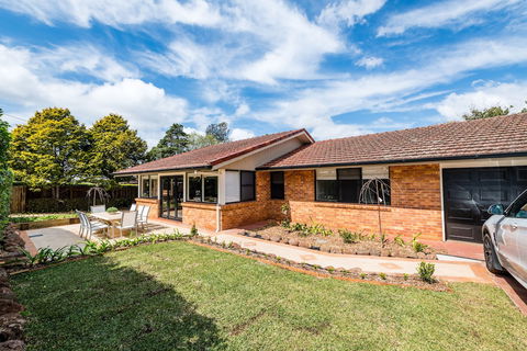 Hedge House- Luxury Space Style Location - Goulburn Accommodation 0