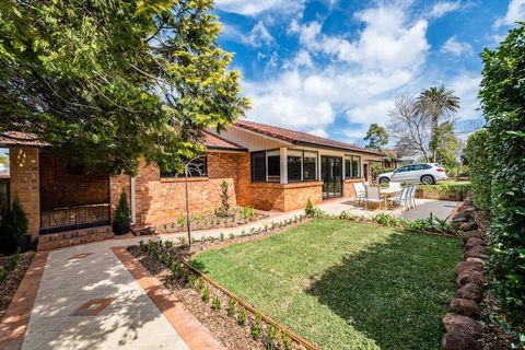 Hedge House- Luxury Space Style Location - Goulburn Accommodation 1