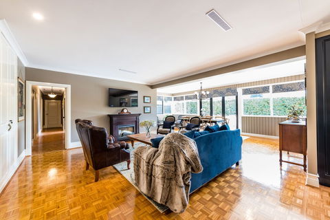 Hedge House- Luxury Space Style Location - Goulburn Accommodation 5