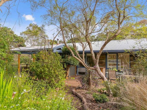 Hakea Bush Cabin - Goulburn Accommodation 6