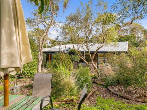 Hakea Bush Cabin - Goulburn Accommodation 5
