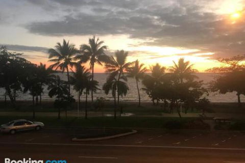 Townsville Strand Lighthouse Apartment 3 - Goulburn Accommodation 1