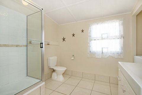 Close To Water Restaurants & Clubs Toorbul St. Bongaree - Goulburn Accommodation 6