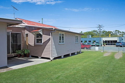 Close To Water Restaurants & Clubs Toorbul St. Bongaree - Goulburn Accommodation 1