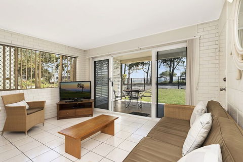 Ground Floor Air Conditioned Fabulous Waterviews Overlooking Pumicestone Passage - Goulburn Accommodation 3