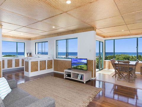 WHITE WAVES 6 OCEAN VIEWS FROM BEACHFRONT BALCONY - Goulburn Accommodation 2