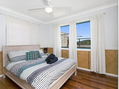 WHITE WAVES 6 OCEAN VIEWS FROM BEACHFRONT BALCONY - Goulburn Accommodation 3