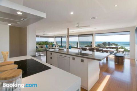 Anchor Beachfront Retreat - Goulburn Accommodation 1