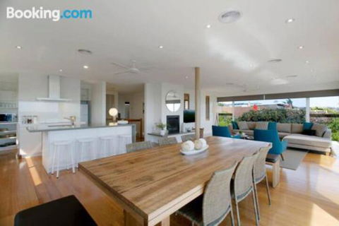 Anchor Beachfront Retreat - Goulburn Accommodation 4