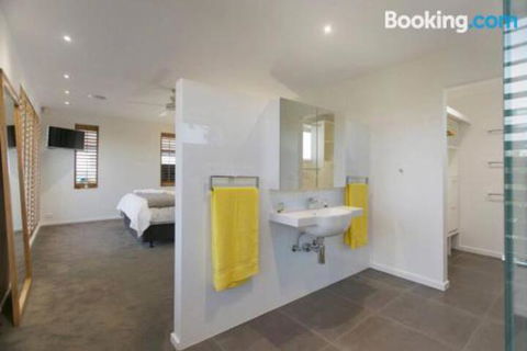 Anchor Beachfront Retreat - Goulburn Accommodation 3