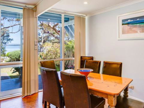 SORRENTO LAKESIDE Sanctuary Point 4pm Check Out Sundays - Goulburn Accommodation 3