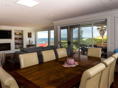 WHALE WATCH FOR FOUR Gerringong 4pm Check Out Sundays - Goulburn Accommodation 4