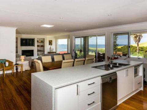 WHALE WATCH FOR FOUR Gerringong 4pm Check Out Sundays - Goulburn Accommodation 1