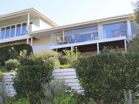 WHALE WATCH FOR FOUR Gerringong 4pm Check Out Sundays - Goulburn Accommodation 5