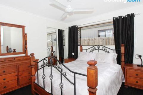 Schirrmann 56 Four Bedroom Home On Canal With Pool Pontoon Aircon & WiFi! - Goulburn Accommodation 2