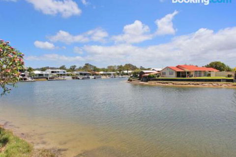 Schirrmann 56 Four Bedroom Home On Canal With Pool Pontoon Aircon & WiFi! - Goulburn Accommodation 3